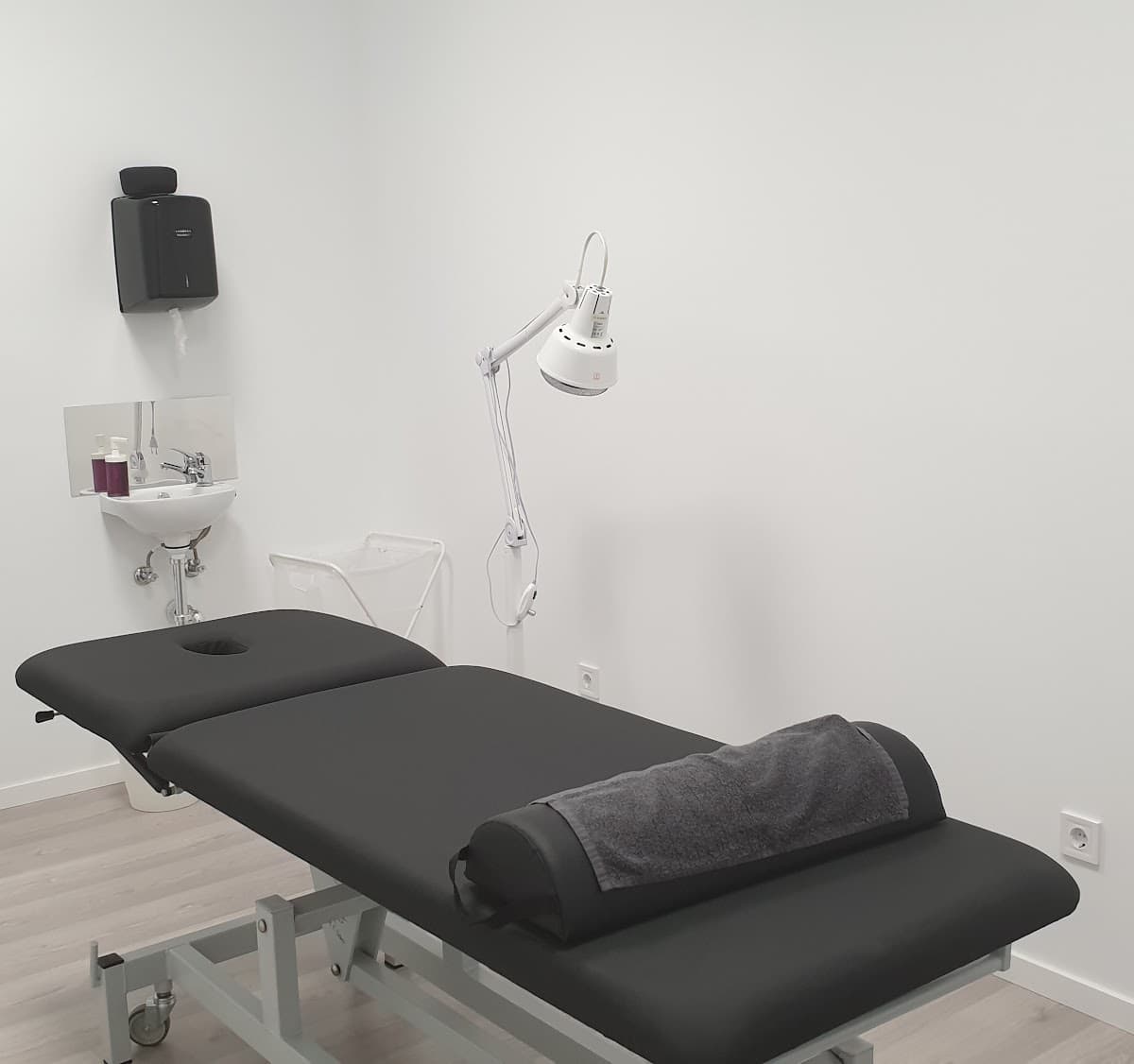 Sala de tratamiento preparada en Fisioterapia Los Fresnos